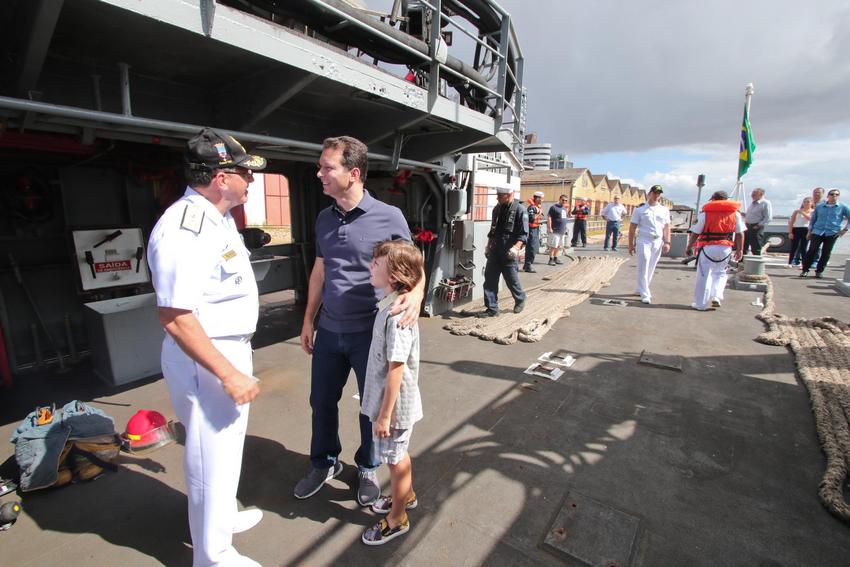 Prefeito Nelson Marchezan Júnior participa de passeio de navio da Marinha do Brasil