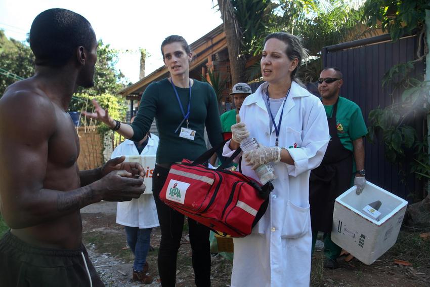 Unidade de Medicina Veterinária (UMV) realiza atendimento de animais comunitários na Vila das Laranjeiras