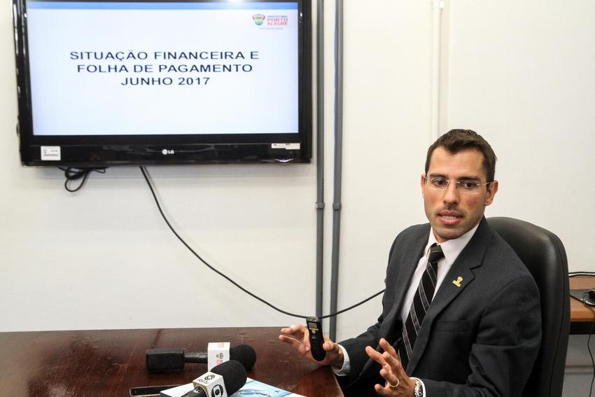 Secretário da Fazenda, Leonardo Busatto, concede coletiva à imprensa sobre pagamento de salários