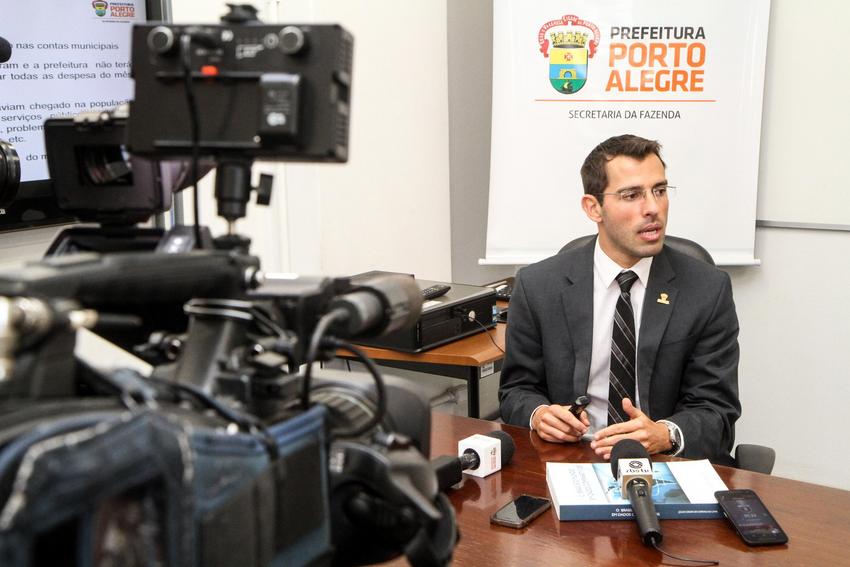 Secretário da Fazenda, Leonardo Busatto, concede coletiva à imprensa sobre pagamento de salários