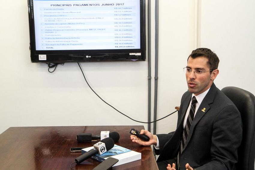 Secretário da Fazenda, Leonardo Busatto, concede coletiva à imprensa sobre pagamento de salários