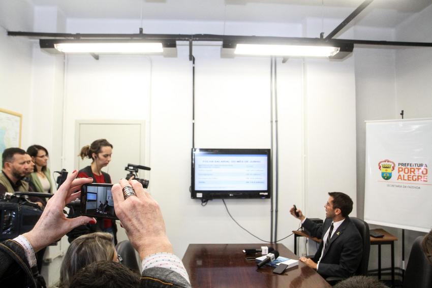 Secretário da Fazenda, Leonardo Busatto, concede coletiva à imprensa sobre pagamento de salários