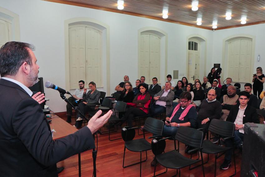 Universidade Aberta - Palestrante Aod Cunha Local: Casa dos Conselhos