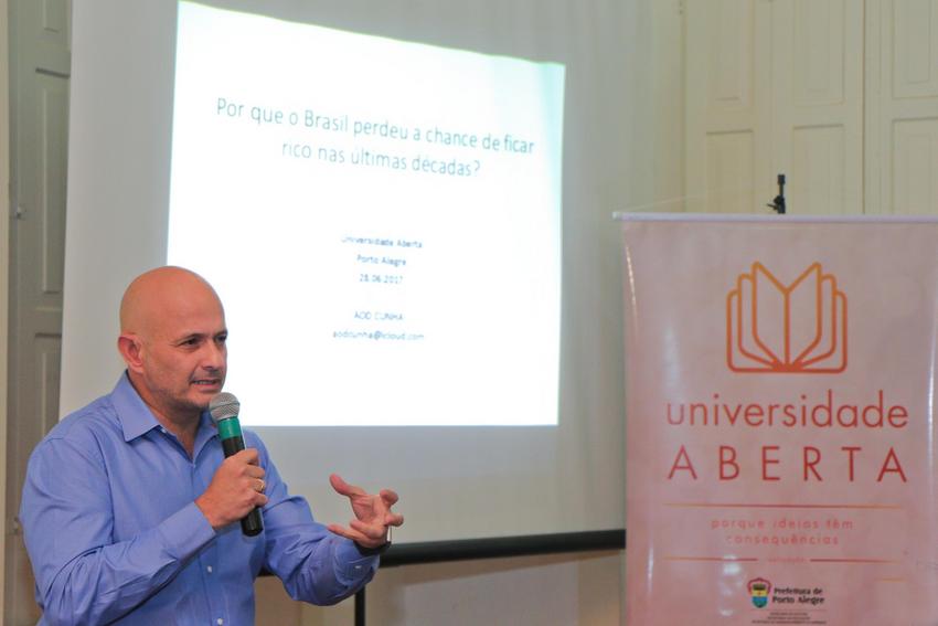 Universidade Aberta - Palestrante Aod Cunha Local: Casa dos Conselhos