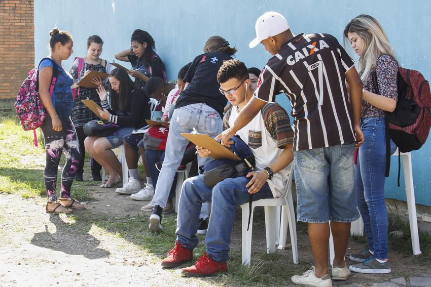 SMS através da área de IST/Aids, em ação do Projeto "Fique Sabendo Jovem" na EE Mariz e Barros. Bairro Mario Quintana.