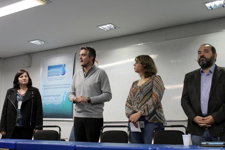 Secretário de Serviços Urbanos, Ramiro Rosário, e a diretora do DMAE, Luciane de Freitas, participam da abertura da oficina do Assemae