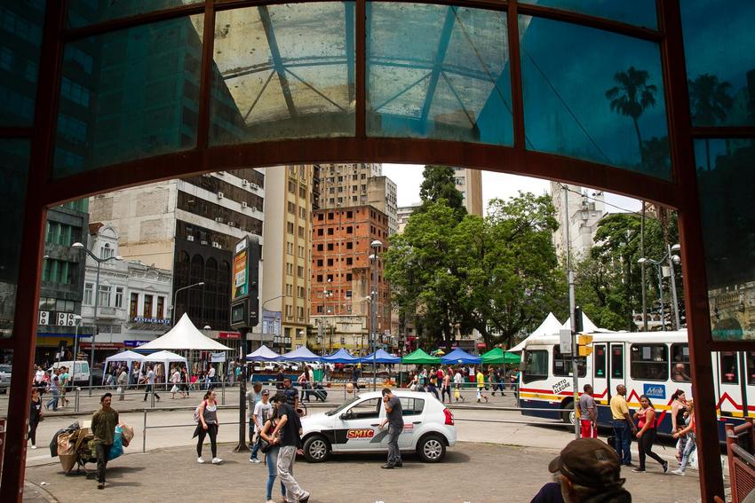 Fiscalização da SMIC no terminal de ônibus Parobé e no Largo Glênio Peres