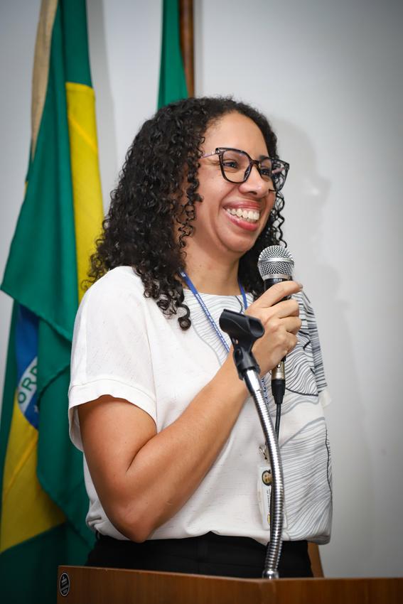 Mesa de abertura com (esq. para dir.): a coordenadora da saúde Bucal da DAPS, Tais Carvalho, o secretário da SMS, Fernando Ritter, a diretora da DAPS, Vânia Frantz e o diretor da faculdade de Odontologia da UFRGS, Jefferson Tomio Sanada.