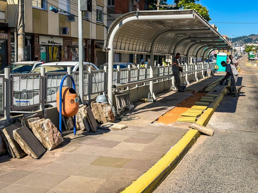 Porto Alegre, RS, 29/4/2026: Estação de embarque Padre Rambo, no sentido bairro-centro da Avenida Bento Gonçalves