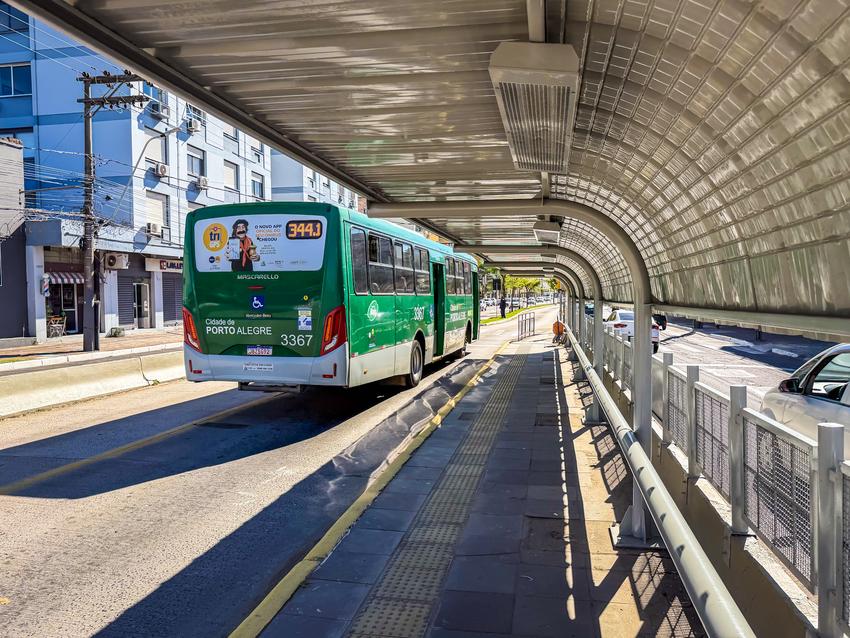 Porto Alegre, RS, 29/4/2026: Estação de embarque Padre Rambo, no sentido bairro-centro da Avenida Bento Gonçalves
