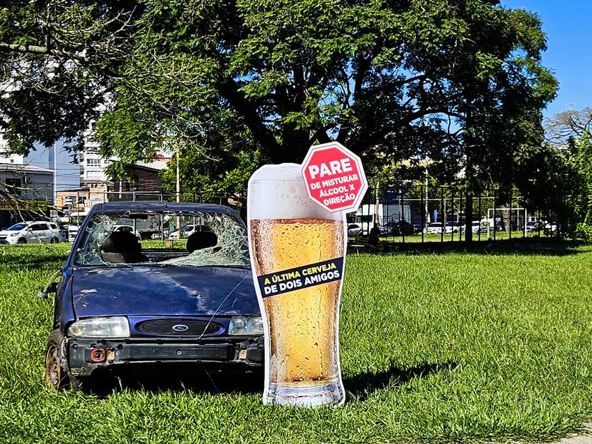 Veículo envolvido em acidente real instalado no cruzamento da avenida Ipiranga com a São Manoel, na ação “A última cerveja de dois amigos”