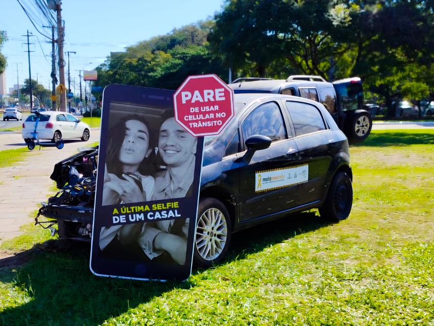 Veículo envolvido em acidente real instalado no cruzamento da Ipiranga com a Salvador França, na instalação “A última selfie de um casal”