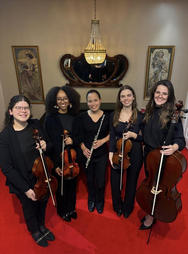  Quarteto Camélia é composto por quatro musicistas: Maiara Mayer (violino), Cibele Bartz (violino), Sophia Willrich (viola) e Isadora Gehres (violoncelo). 