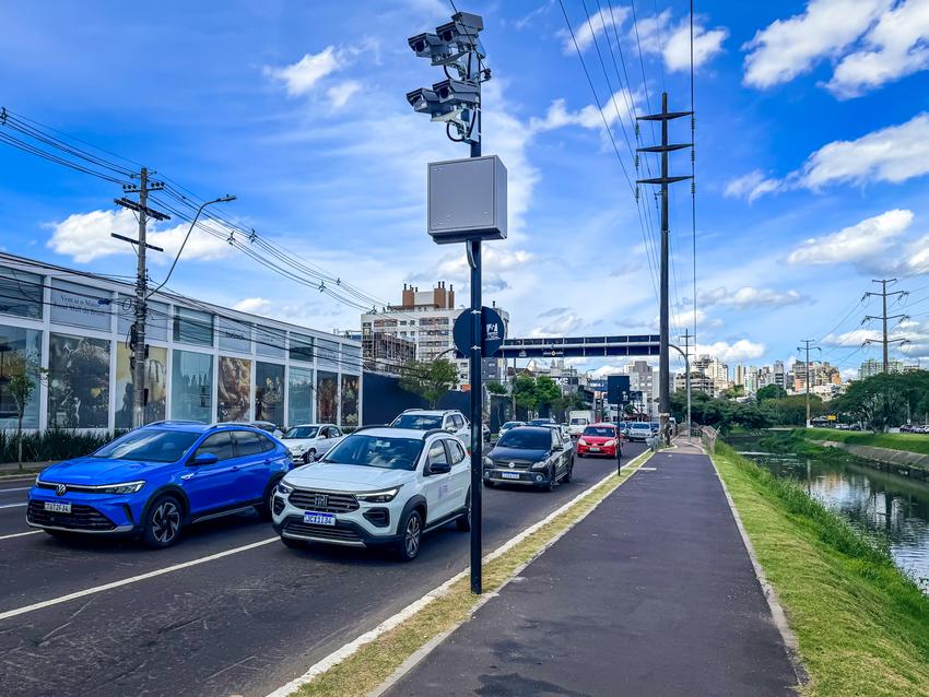 avenida Ipiranga, sentido bairro-centro, esquina com a rua Silva Só
