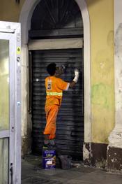 DMLU realiza a limpeza da fachada do Mercado Público