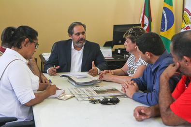 Vice-prefeito Gustavo Paim recebe motoristas do Uber