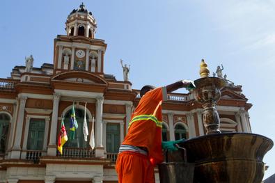 Limpeza da Fonte Talavera - Local: Praça Montevidéu