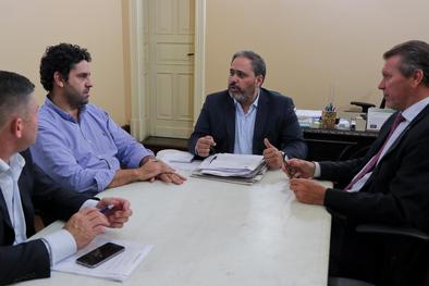 Vice-prefeito Gustavo Paim e secretário de Relações Institucionais, Kevin Krieger, em audiência com o deputado federal Afonso Hamm