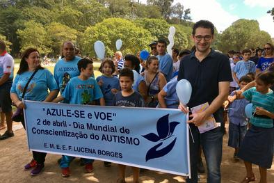Secretário da Educação, Adriano de Brito, na caminhada do Dia mundial da Conscientização do Autismo, na Redenção