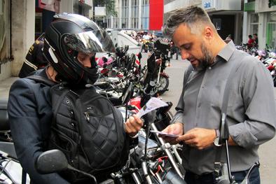 Ação com motociclistas na rua General Câmara, Centro Histórico, alerta para risco no trânsito
