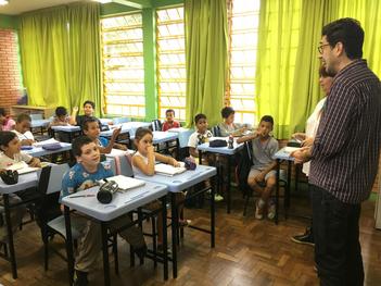 Visita do Secretário de Educação Adriano Naves em uma sala de aula da Escola Municipal de Ensino Fundamental Presidente Vargas.