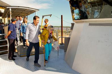 Prefeito Nelson Marchezan Junior participa do passeio de Catamarã com entidades de acessibilidade.