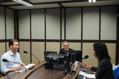 Prefeito concede entrevista à Rádio Guaíba.