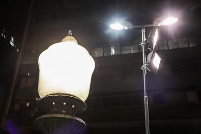 Refletores de luz são instalados na praça Montevidéo