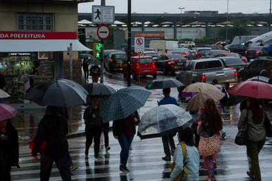 Muitas nuvens com ocasionais aberturas. Tempo instável. Possibilidade de chuva ou garoa no decorrer do dia. Mínimas de 16°C a 18°C e máximas de 21°C a 23°C