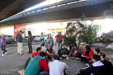 Equipes da Secretaria de Desenvolvimento Social (SMDS) abordam moradores de rua em parceria com o Sine Porto Alegre