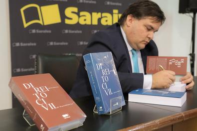 Lançamento do livro "Direito Civil" de autoria do procurador-geral do município Bruno Miragem 