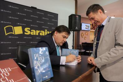 Lançamento do livro "Direito Civil" de autoria do procurador-geral do município Bruno Miragem 