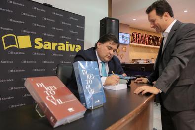 Lançamento do livro "Direito Civil" de autoria do procurador-geral do município Bruno Miragem 