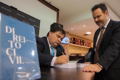 Lançamento do livro "Direito Civil" de autoria do procurador-geral do município Bruno Miragem 