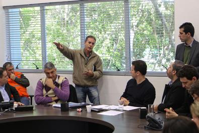Prefeito em reunião para avaliar situação das cheias em Porto Alegre