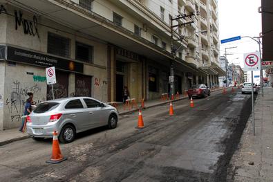 Equipes da Smim fazem serviço de remoção da camada asfáltica existente (fresagem) na rua Dr. Barros Cassal entre rua Voluntários da Pátria e avenida Osvaldo Aranha