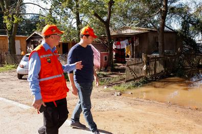 Comitiva da prefeitura visita população das áreas afetadas pela enchente.