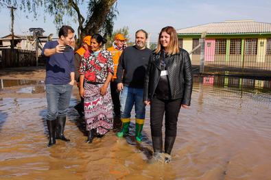 Comitiva da prefeitura visita população das áreas afetadas pela enchente.