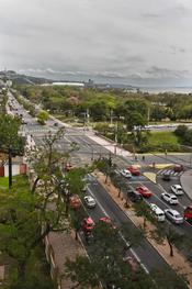 O tempo será instável em Porto Alegre com muitas nuvens que provocam chuva fraca ou garoa em alguns momentos ao longo do dia. O vento sopra do quadrante Sudeste fraco a ocasionalmente moderado. A temperatura na madrugada ficou em torno dos 15°C e a máxima a tarde atinge entre 17 e 19°C.