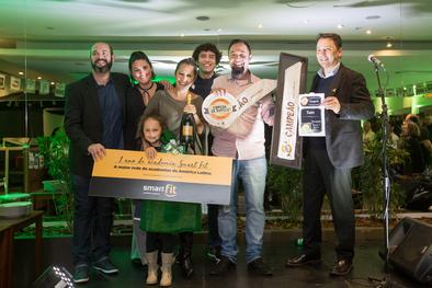 Secretário Adjunto de Desenvolvimento Econômico, Leandro de Lemos, entrega prêmio Comida di Buteco 2017 ao campeão Bar Tuim