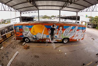 Ônibus da Prefeitura nos Bairros é grafitado pelo artista Cauan Ferreira.