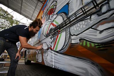 Ônibus da Prefeitura nos Bairros é grafitado pelo artista Cauan Ferreira.