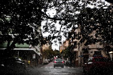 Tempo fechado hoje em Porto Alegre com períodos de chuva e garoa. Chuva começa a aumentar no fim do dia. As mínimas ficam entorno de 15°C e as máximas á tarde atingem 19°C