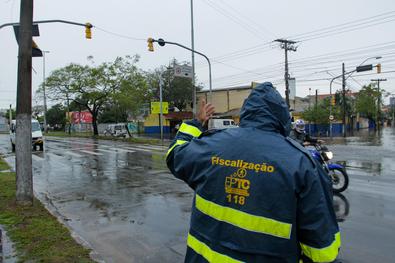 EPTC trabalha para minimizar danos da chuva na zona norte da capital Local: Avenida Sertório