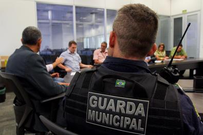 Secretaria municipal de Segurança empresta seis rádios para auxiliar Polícia Civil no combate a assaltos no transporte coletivo de Porto Alegre 