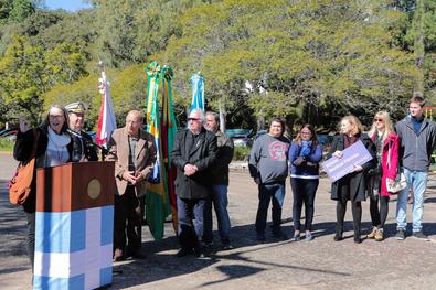 Cerimônia de entrega das placas indicativas das rótulas da Av. Diário de Notícias às famílias dos homenageados Local: Veleiros do Sul