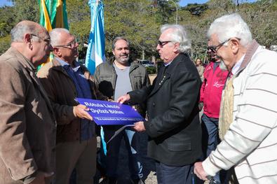 Cerimônia de entrega das placas indicativas das rótulas da Av. Diário de Notícias às famílias dos homenageados Local: Veleiros do Sul
