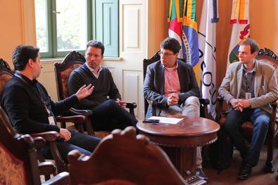 Prefeito em reunião com o vice-presidente da Capester, Ariel Galinsky Local: Gabinete do prefeito