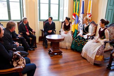 Prefeito recebe a visita do Prefeito de Harmonia Carlos Alberto Fink e as Soberanas da 8ª Früchtefest