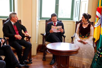 Prefeito recebe a visita do Prefeito de Harmonia Carlos Alberto Fink e as Soberanas da 8ª Früchtefest